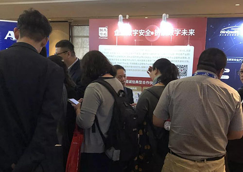展會現場客戶咨詢天威誠信產品