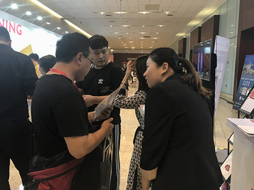 工作人員介紹天威誠(chéng)信電子認(rèn)證服務(wù)產(chǎn)品